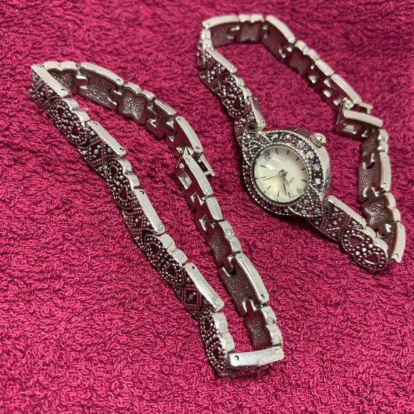 AVON Vintage 7" Antiqued Silvertone Bracelet & Watch Set. (447) - Picture 3 of 10